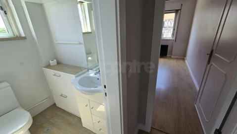 Apartamento T2 para Venda em Póvoa de Santo Adrião e Olival Basto