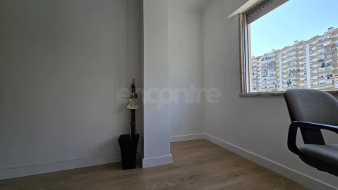 Apartamento T2 para Venda em Póvoa de Santo Adrião e Olival Basto