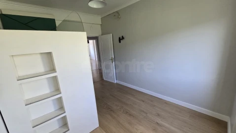 Apartamento T2 para Venda em Póvoa de Santo Adrião e Olival Basto