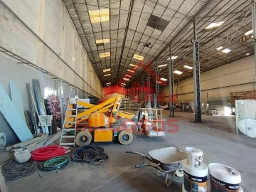 Armazém para Arrendamento em Santa Maria, São Pedro e Matacães