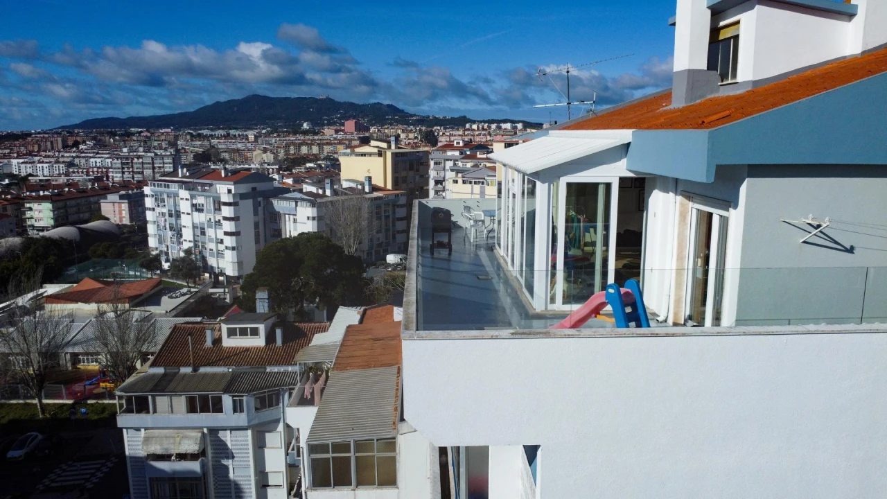 Apartamento T4 para Venda em Rio de Mouro Foto 1
