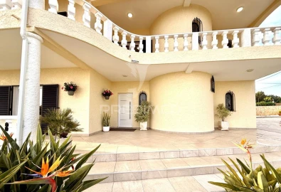 Moradia T9 para Venda em Loule (São Sebastião)