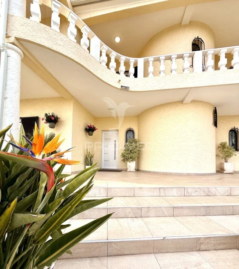 Moradia T9 para Venda em Loule (São Sebastião)