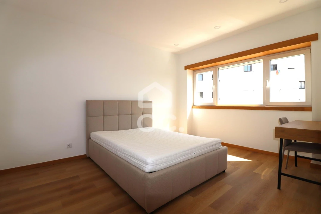 Moradia T12 para Venda em Santo Antonio dos Olivais Foto 4