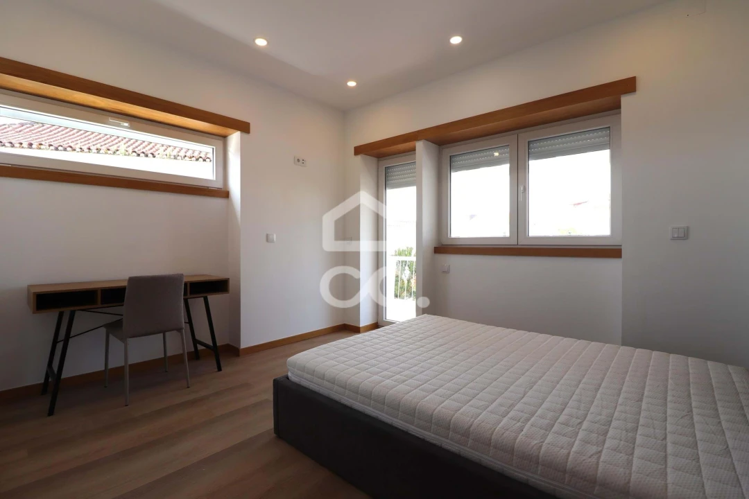 Moradia T12 para Venda em Santo Antonio dos Olivais Foto 13