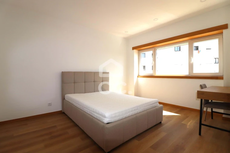 Moradia T12 para Venda em Santo Antonio dos Olivais Foto 4