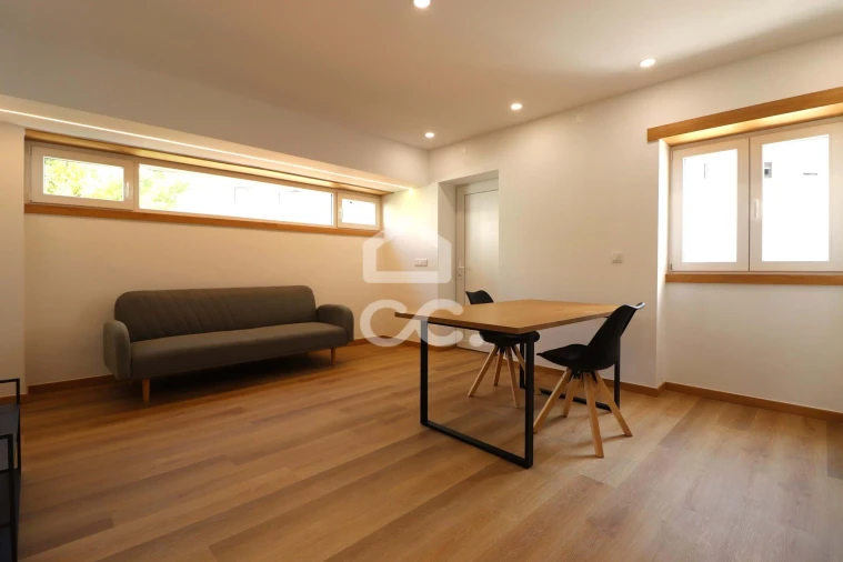 Moradia T12 para Venda em Santo Antonio dos Olivais Foto 3