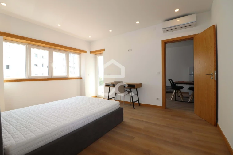 Moradia T12 para Venda em Santo Antonio dos Olivais Foto 9