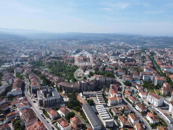 Moradia T12 para Venda em Santo Antonio dos Olivais Foto 36