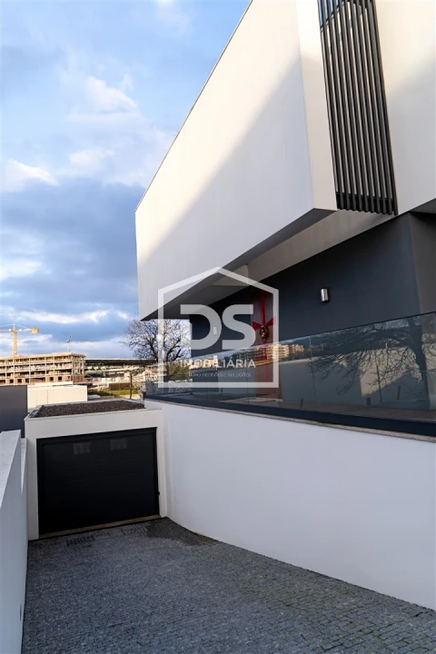 Moradia T3 para Venda em Frazão Arreigada