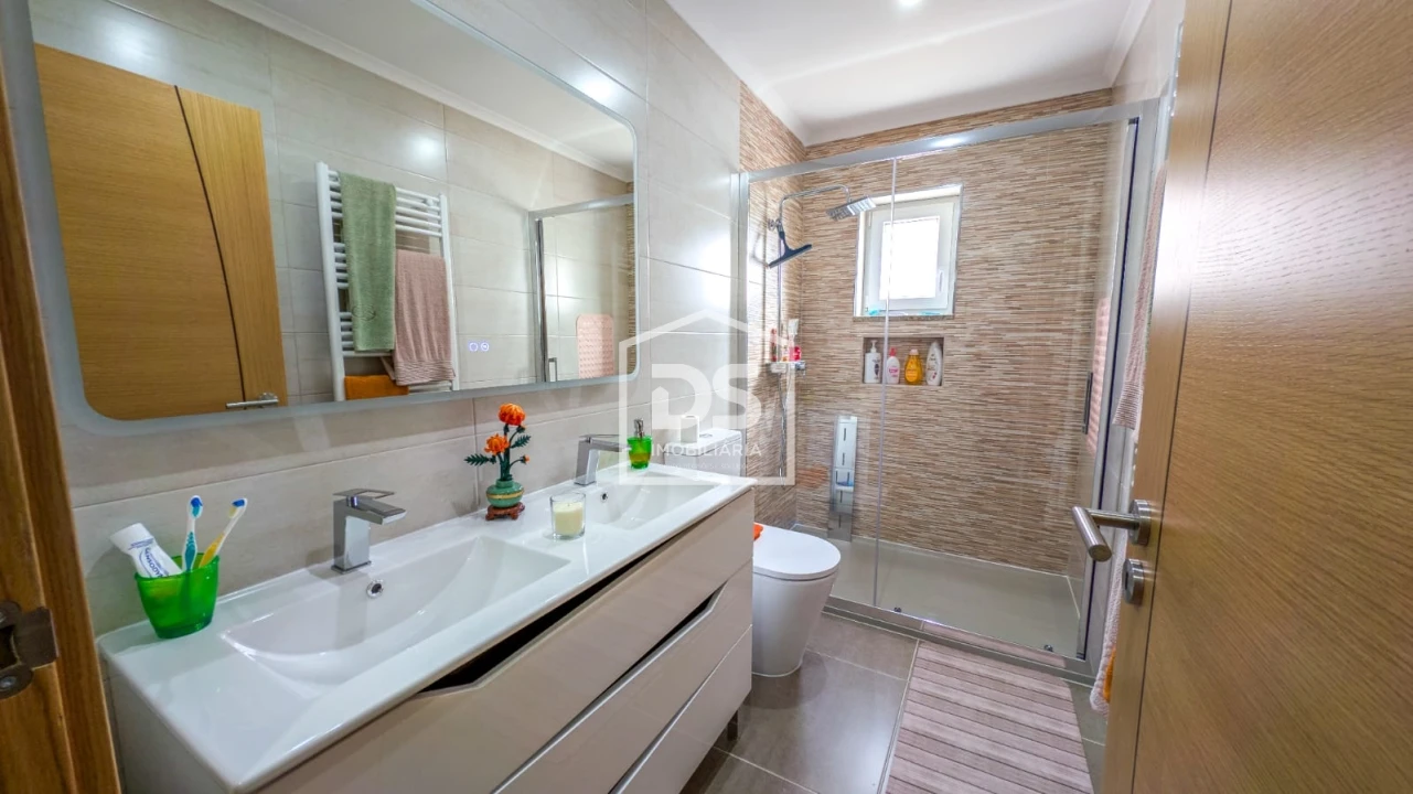 Moradia T3 para Venda em Guiães Foto 44