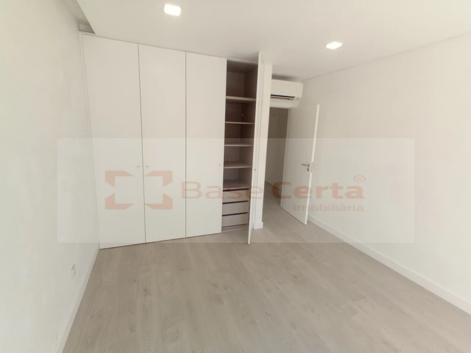 Moradia T4 para Venda em Pontinha e Famões Foto 10