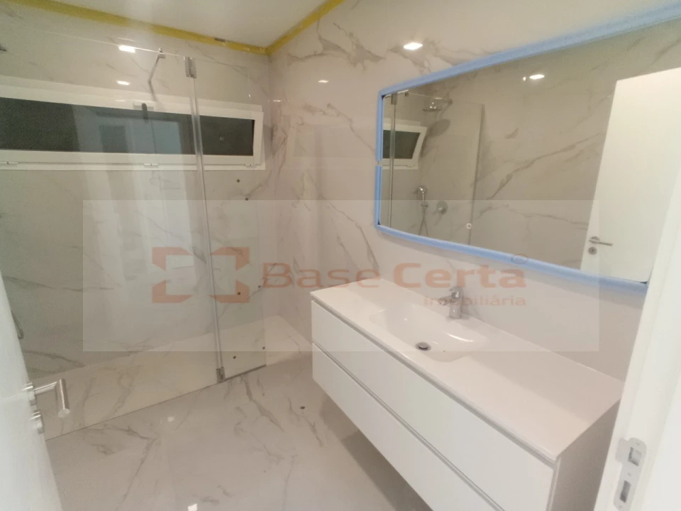 Moradia T4 para Venda em Pontinha e Famões Foto 11