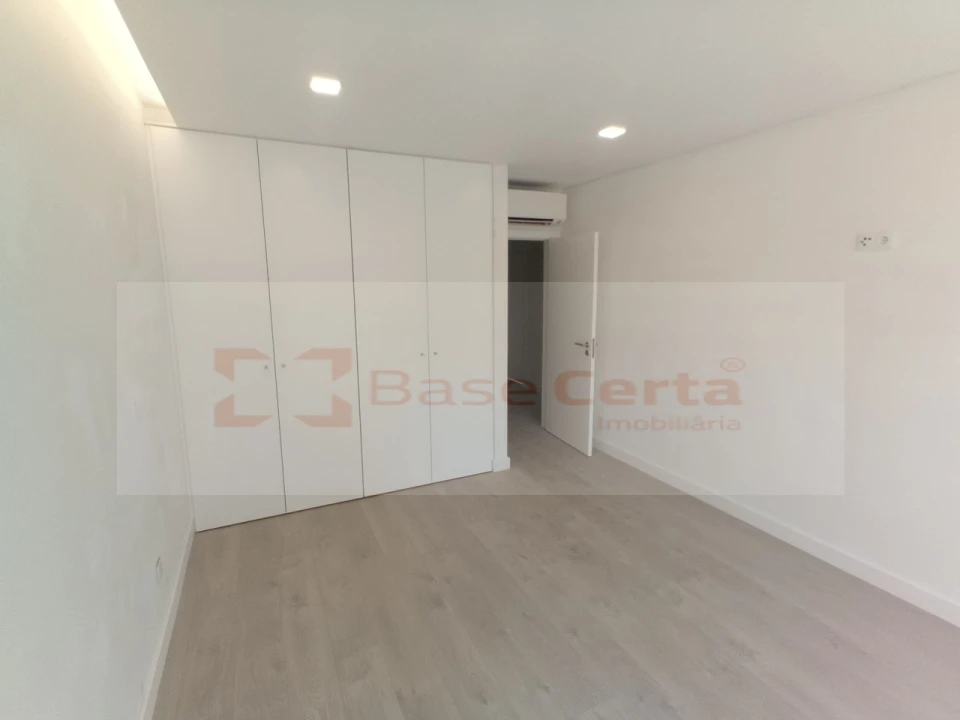 Moradia T4 para Venda em Pontinha e Famões Foto 14