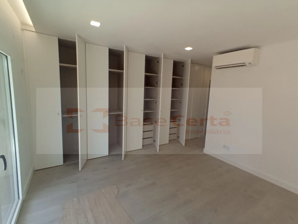 Moradia T4 para Venda em Pontinha e Famões Foto 16