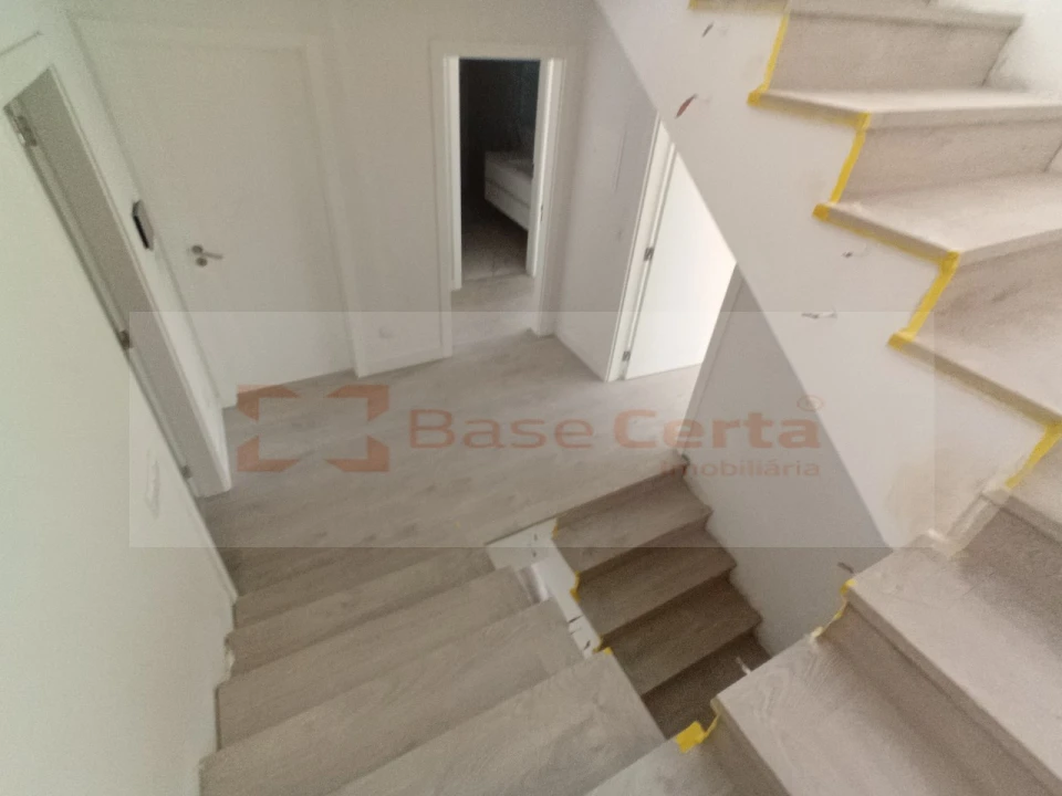 Moradia T4 para Venda em Pontinha e Famões Foto 27