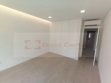 Moradia T4 para Venda em Pontinha e Famões