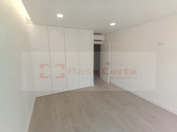 Moradia T4 para Venda em Pontinha e Famões