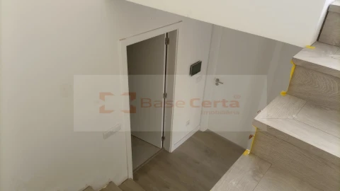 Moradia T4 para Venda em Pontinha e Famões