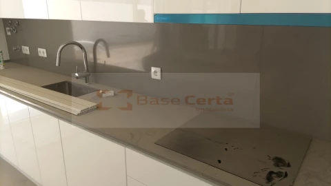 Moradia T4 para Venda em Pontinha e Famões