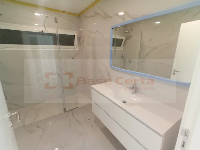 Moradia T4 para Venda em Pontinha e Famões Foto 11
