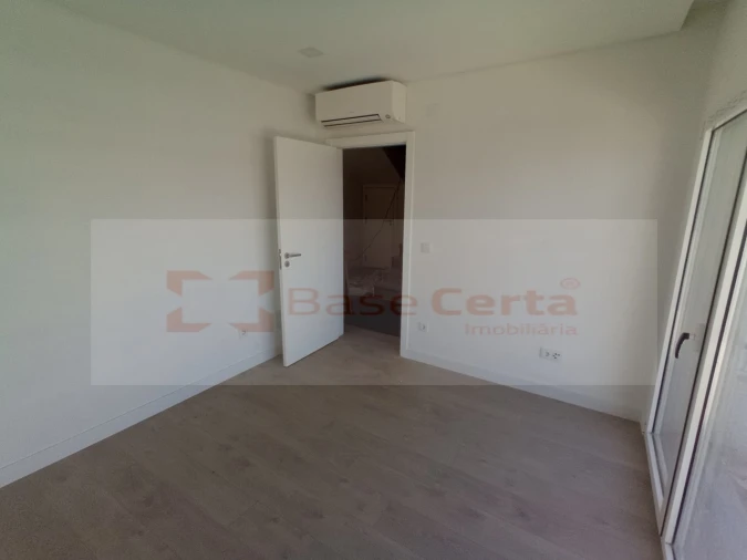 Moradia T4 para Venda em Pontinha e Famões Foto 33