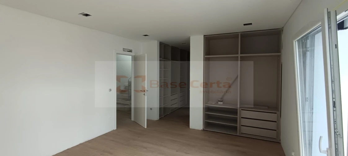 Moradia T4 para Venda em Pontinha e Famões Foto 6