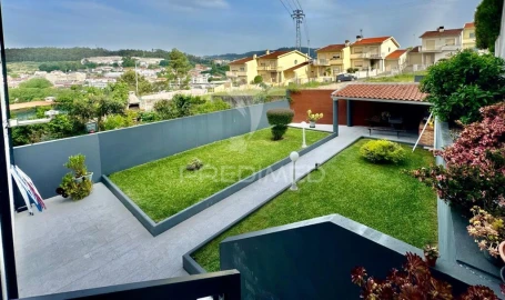 Moradia T4 para Venda em Fermentões