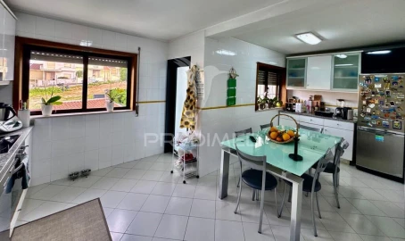 Moradia T4 para Venda em Fermentões