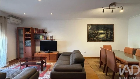 Moradia T4 para Venda em Santa Maria Maior