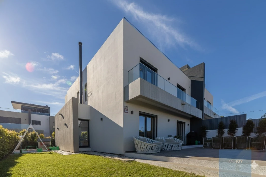 Moradia T4 para Venda em Rio de Mouro Foto 1