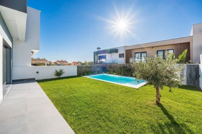 Moradia T4 para Venda em Rio de Mouro