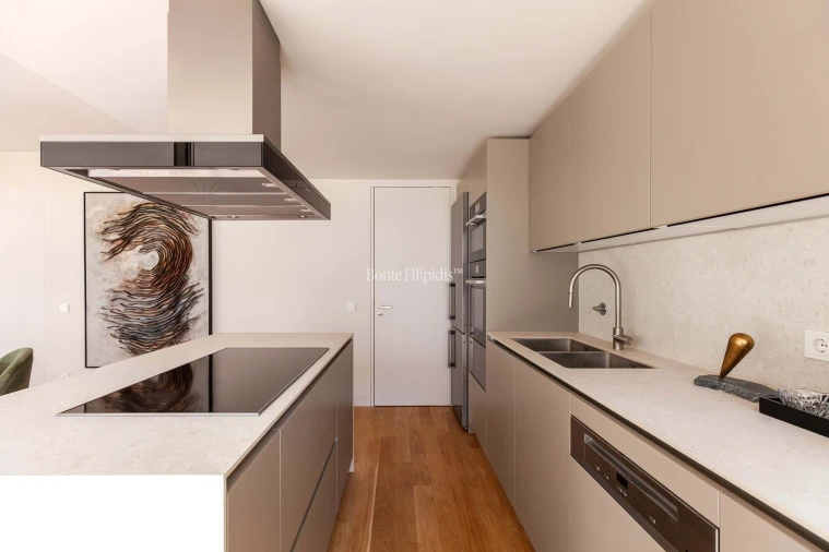 Apartamento T3 para Arrendamento em Santo António Foto 10