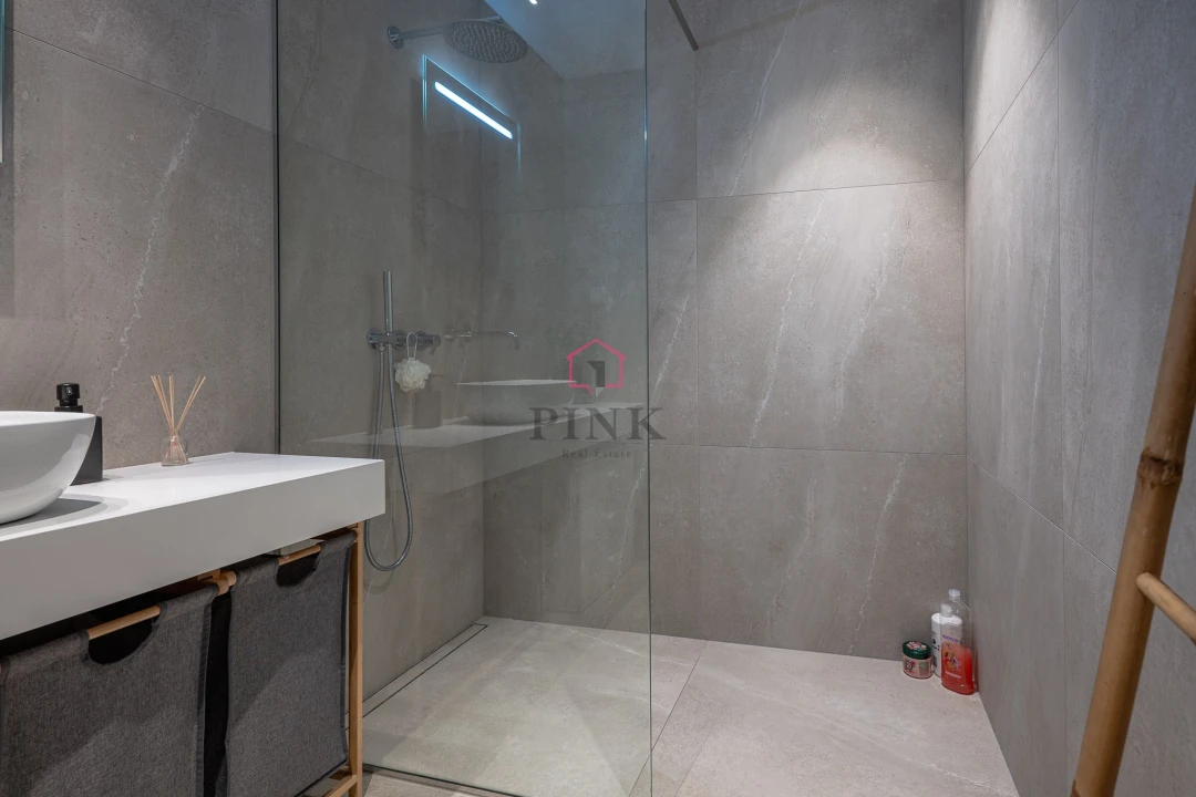 Apartamento T2 para Venda em Estreito de Camara de Lobos Foto 16