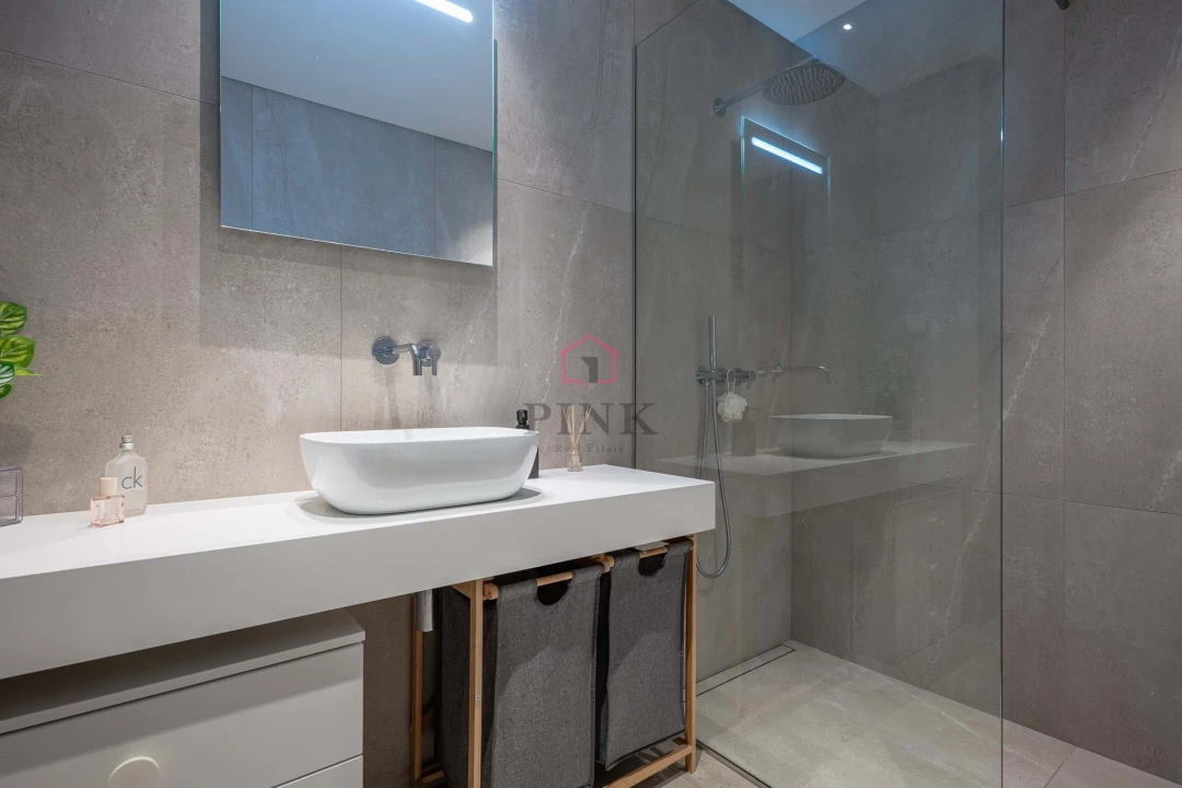 Apartamento T2 para Venda em Estreito de Camara de Lobos Foto 11