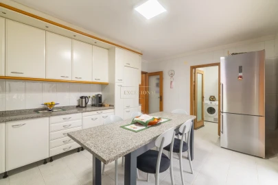 Moradia T4 para Venda em Santa Marinha e São Pedro da Afurada