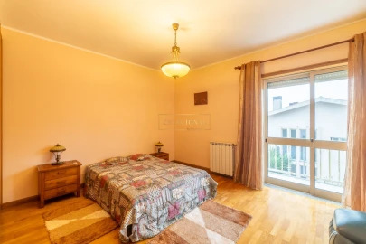 Moradia T4 para Venda em Santa Marinha e São Pedro da Afurada