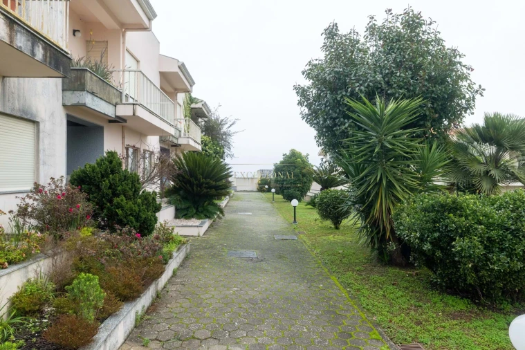 Moradia T4 para Venda em Santa Marinha e São Pedro da Afurada Foto 3