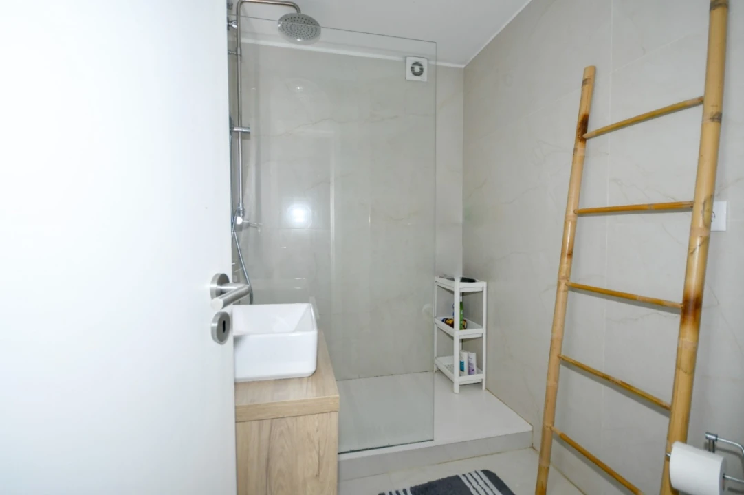 Apartamento T5 para Venda em Ramalde Foto 8