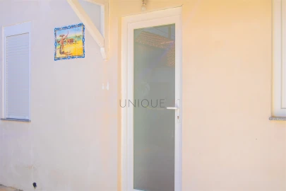 Quarto para Arrendamento em Aradas