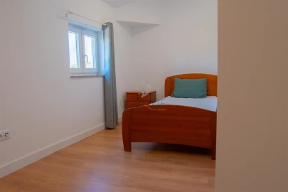 Quarto para Arrendamento em Aradas