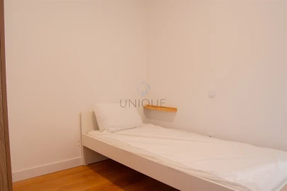 Quarto para Arrendamento em Aradas