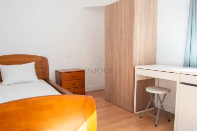 Quarto para Arrendamento em Aradas