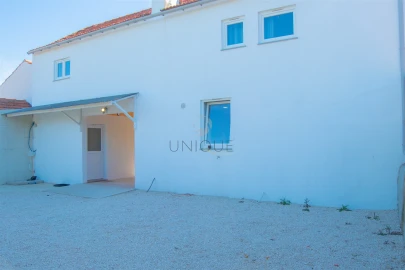 Quarto para Arrendamento em Aradas