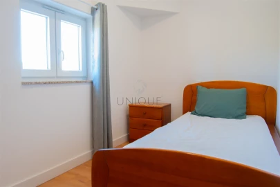 Quarto para Arrendamento em Aradas