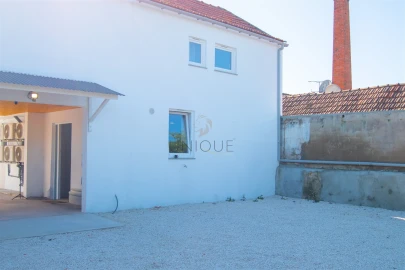 Quarto para Arrendamento em Aradas