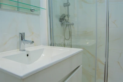 Quarto para Arrendamento em Aradas