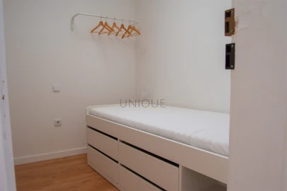 Quarto para Arrendamento em Aradas