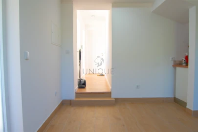 Quarto para Arrendamento em Aradas