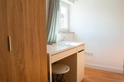 Quarto para Arrendamento em Aradas